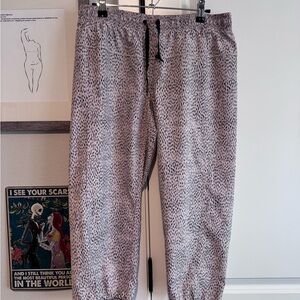 Lululemon Step Lively Crop pants in the Dottie Dash Grain Black 8